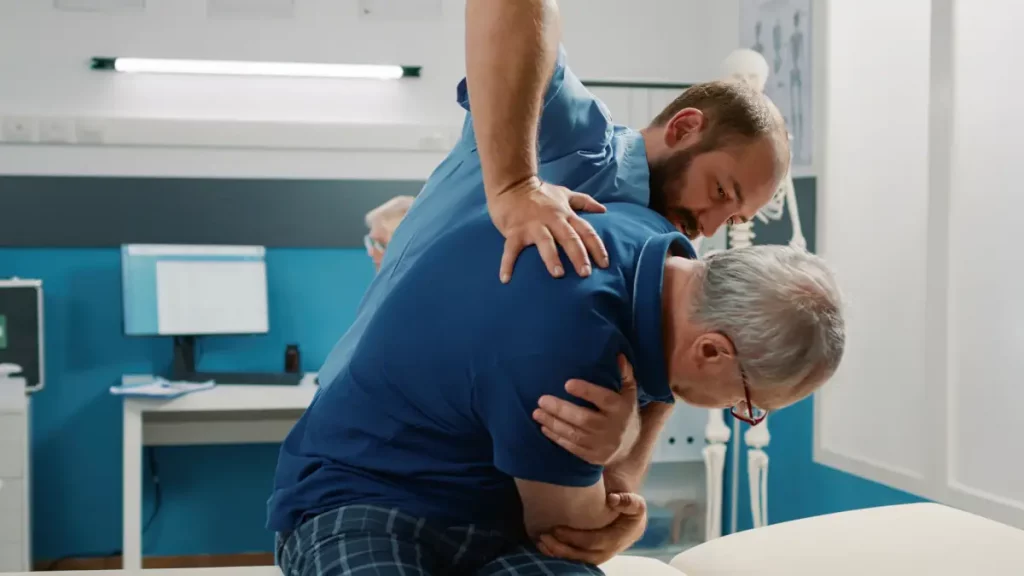 Osteópata aplicando ejercicio de fisioterapia para el dolor de espalda