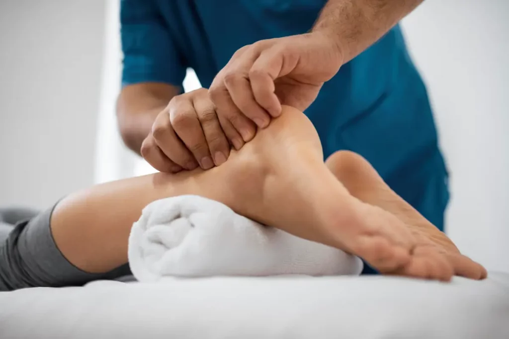 Podólogo deportivo aplicando terapia en tendinitis de aquiles