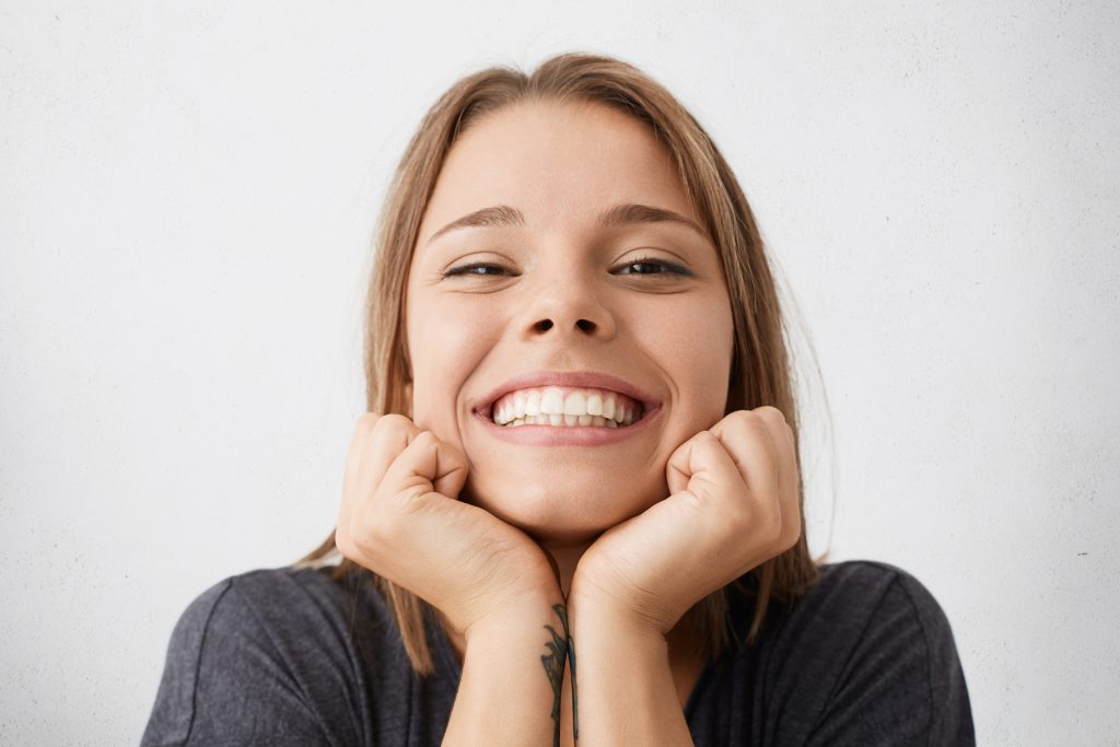 sonrisa saludable tras tratamiento de encías en Córdoba