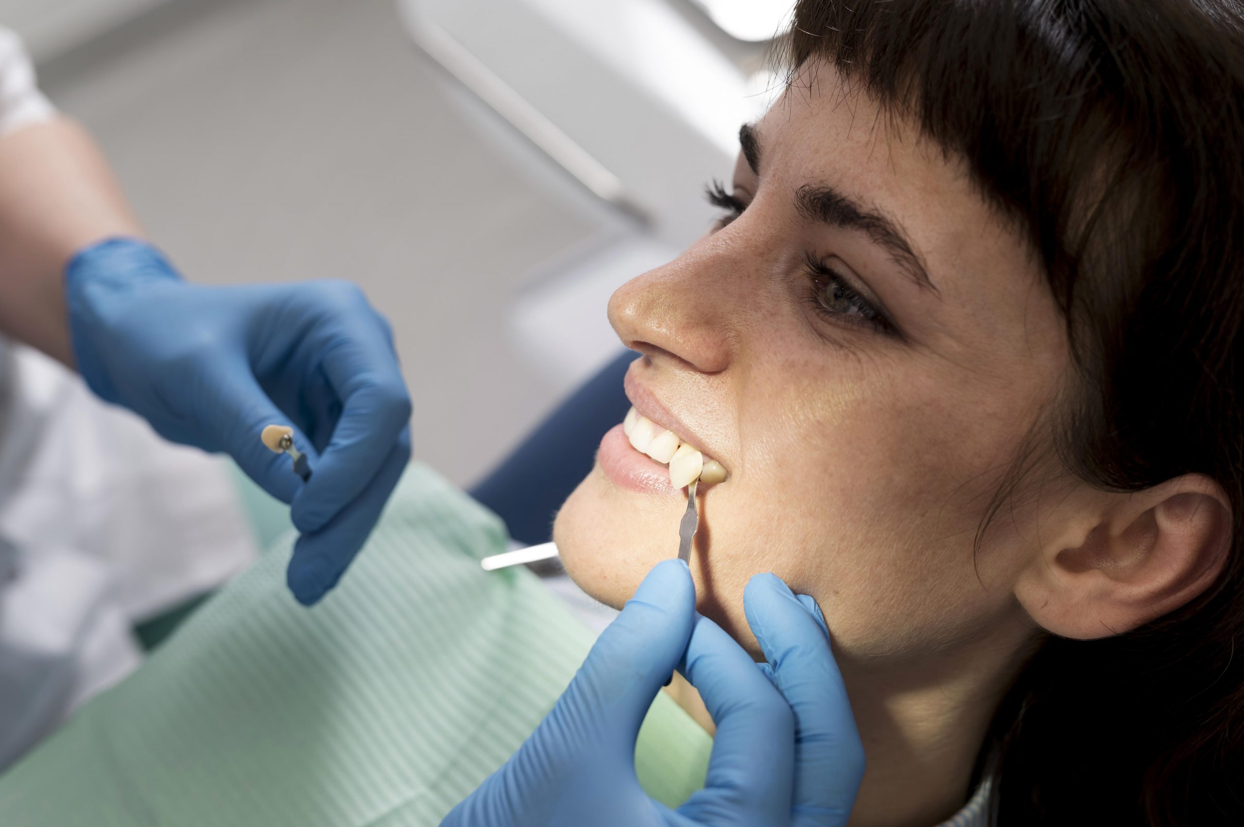 paciente en clínica dental durante procedimiento de implantes dentales en Córdoba